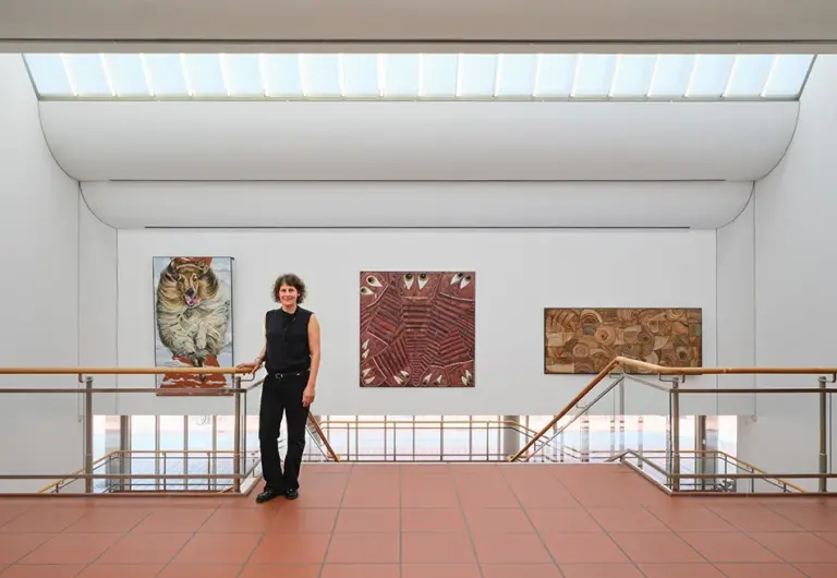Jana Euler vor ihrer Arbeit Triptych – Image Viewer Connections, 2026 Schultze Projects #5, Museum Ludwig, Köln