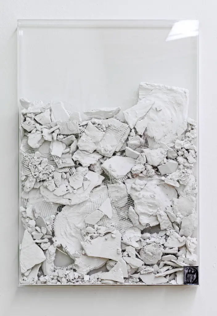 Jana Ehls, Was fehlt (VIII), 60 x 88 x 5 cm, Gips, Plexiglas, Fine Art Print, Wandobjekt, 2026 © Jana Ehls 2026